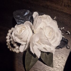 Elegant White Floral Hair Accessory